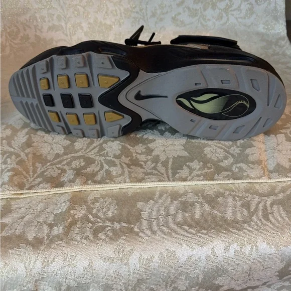 Nike Air Griffey Max 1 Black/Gold - Picture 5 of 7